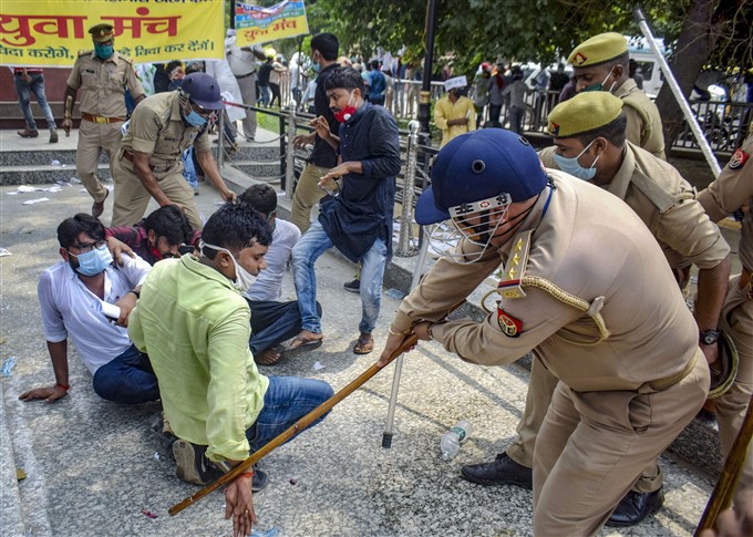 NSUI Workers And Students Protest Against UP Govt NSUI Workers And Students Protest Against UP Govt