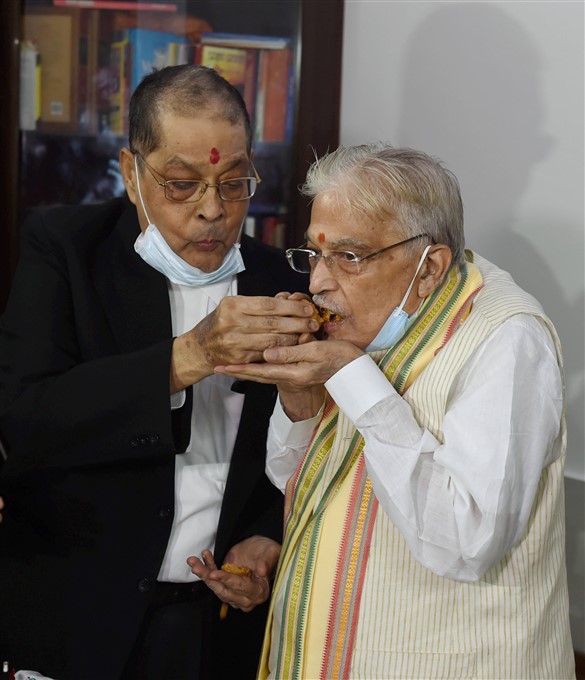 BJP Leaders LK Advani And Murli Manohar Joshi Celebrates The Verdict BJP Leaders LK Advani And Murli Manohar Joshi Celebrates The Verdict