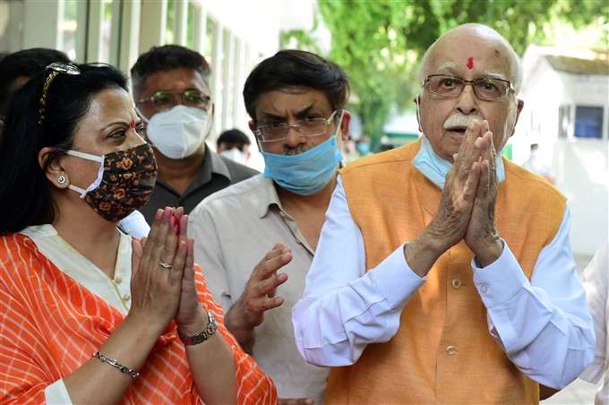 BJP Leaders LK Advani And Murli Manohar Joshi Celebrates The Verdict BJP Leaders LK Advani And Murli Manohar Joshi Celebrates The Verdict