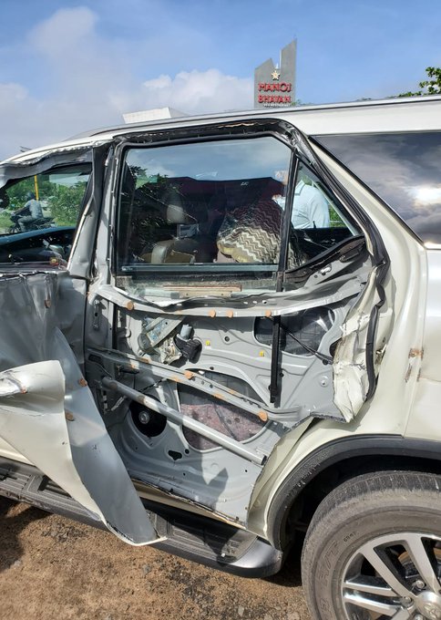 BJP Leader Khushbu Sundar Met With An Accident Near Melmaruvathur BJP Leader Khushbu Sundar Met With An Accident Near Melmaruvathur
