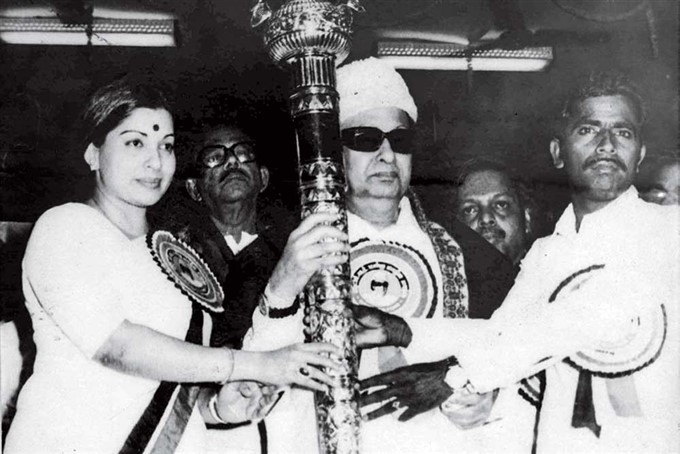 Immortal MGR's death anniversary today | - Oneindia Malayalam