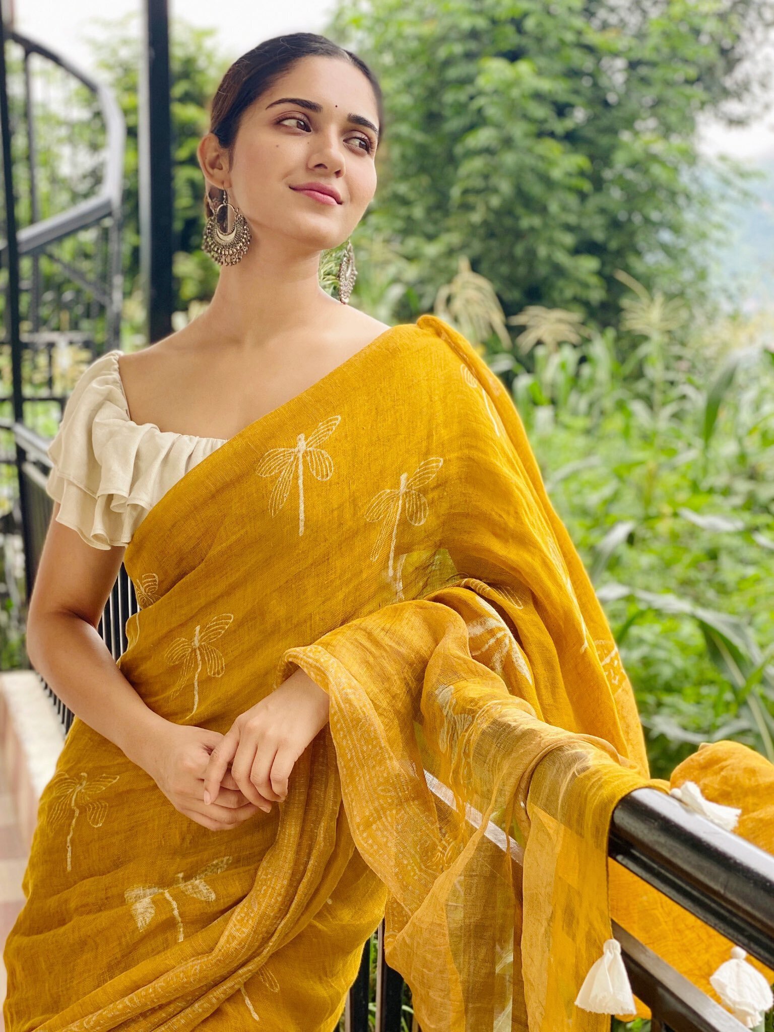 রূপের ছটায় মাত করছেন রুহানি শর্মা