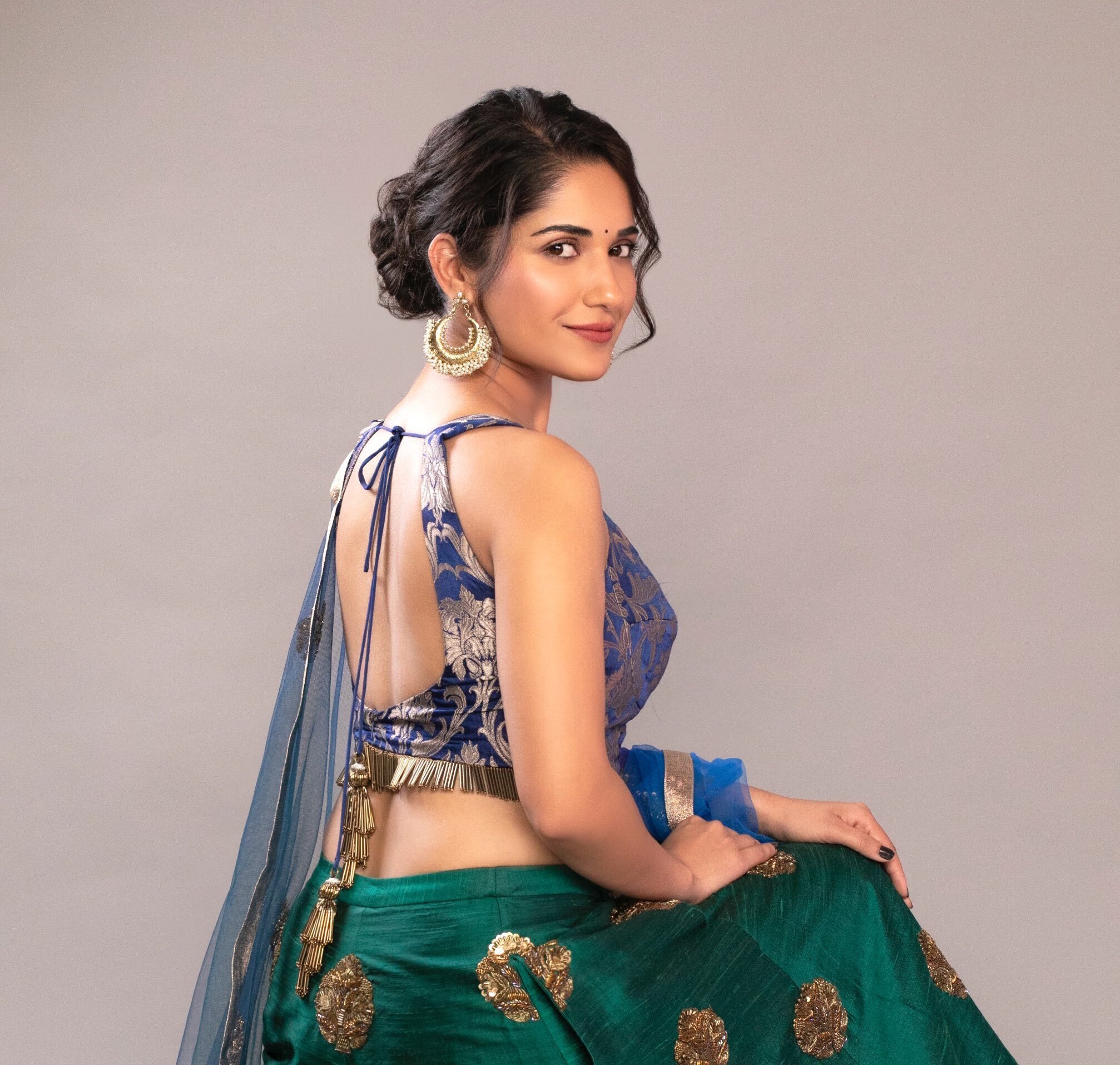 রূপের ছটায় মাত করছেন রুহানি শর্মা