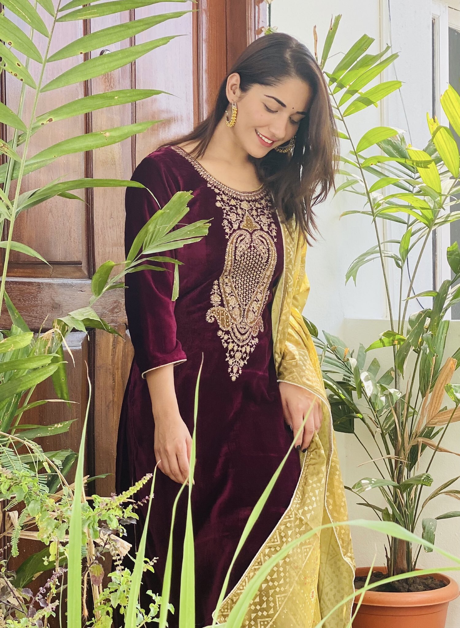 রূপের ছটায় মাত করছেন রুহানি শর্মা