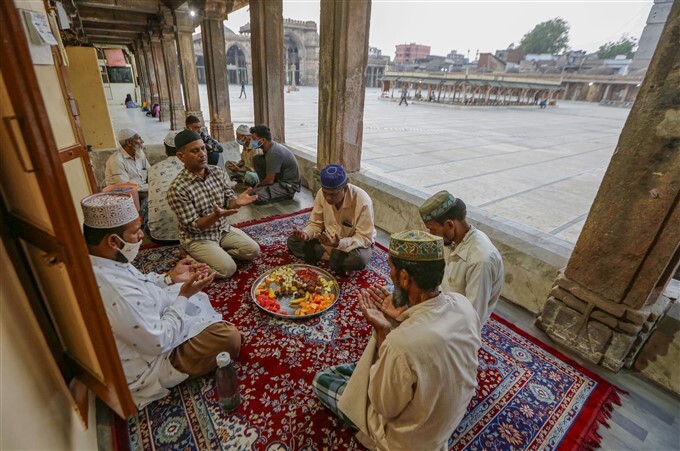First Day Of Fasting On Holy Month Ramadan Across India Photos: HD ...