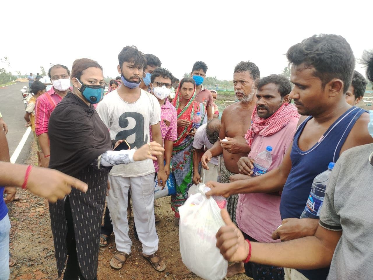 করোনা পরিস্থিতিতে ইয়াস তাণ্ডবে বিপন্ন, দুর্গতদের হাতে ত্রাণসামগ্রী তুলে দিলেন সাংসদ দিব্যেন্দু অধিকারীর সহধর্মিণী করোনা পরিস্থিতিতে ইয়াস তাণ্ডবে বিপন্ন, দুর্গতদের হাতে ত্রাণসামগ্রী তুলে দিলেন সাংসদ দিব্যেন্দু অধিকারীর সহধর্মিণী