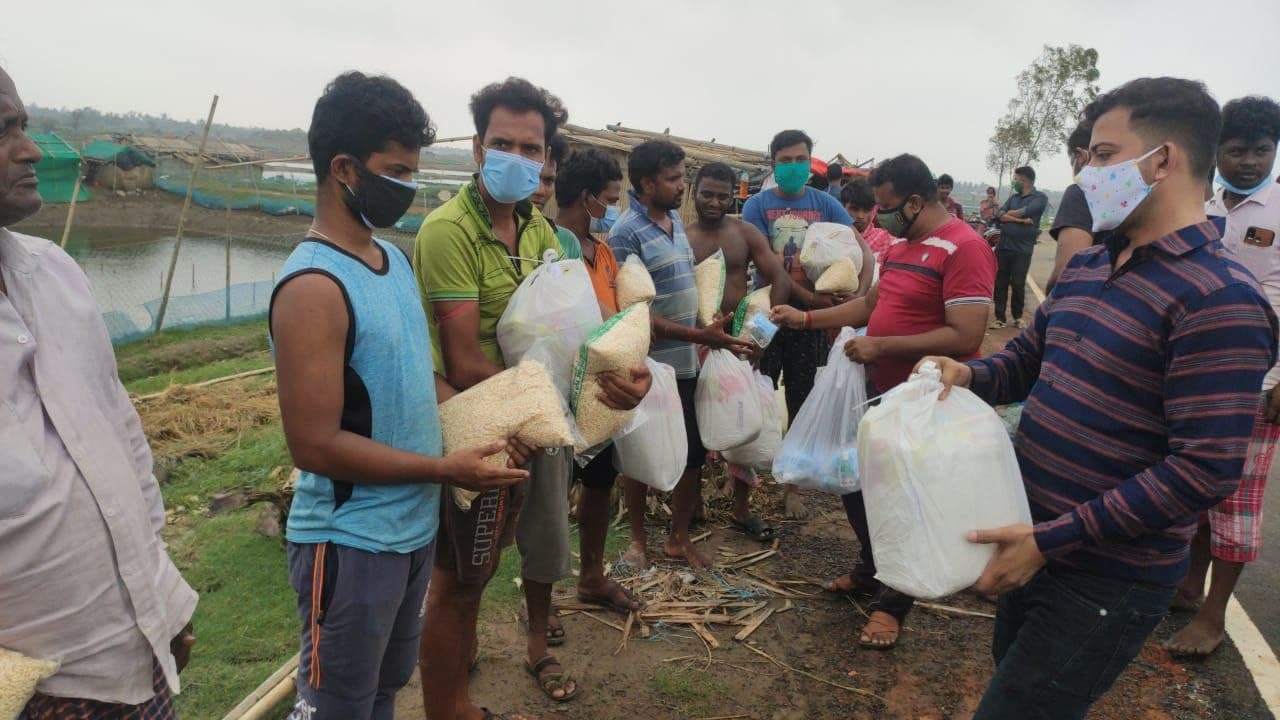 করোনা পরিস্থিতিতে ইয়াস তাণ্ডবে বিপন্ন, দুর্গতদের হাতে ত্রাণসামগ্রী তুলে দিলেন সাংসদ দিব্যেন্দু অধিকারীর সহধর্মিণী করোনা পরিস্থিতিতে ইয়াস তাণ্ডবে বিপন্ন, দুর্গতদের হাতে ত্রাণসামগ্রী তুলে দিলেন সাংসদ দিব্যেন্দু অধিকারীর সহধর্মিণী