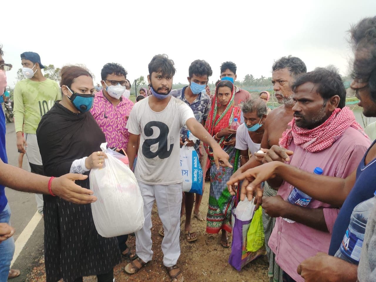 করোনা পরিস্থিতিতে ইয়াস তাণ্ডবে বিপন্ন, দুর্গতদের হাতে ত্রাণসামগ্রী তুলে দিলেন সাংসদ দিব্যেন্দু অধিকারীর সহধর্মিণী করোনা পরিস্থিতিতে ইয়াস তাণ্ডবে বিপন্ন, দুর্গতদের হাতে ত্রাণসামগ্রী তুলে দিলেন সাংসদ দিব্যেন্দু অধিকারীর সহধর্মিণী