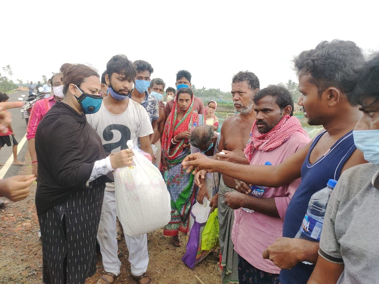 করোনা পরিস্থিতিতে ইয়াস তাণ্ডবে বিপন্ন, দুর্গতদের হাতে ত্রাণসামগ্রী তুলে দিলেন সাংসদ দিব্যেন্দু অধিকারীর সহধর্মিণী করোনা পরিস্থিতিতে ইয়াস তাণ্ডবে বিপন্ন, দুর্গতদের হাতে ত্রাণসামগ্রী তুলে দিলেন সাংসদ দিব্যেন্দু অধিকারীর সহধর্মিণী