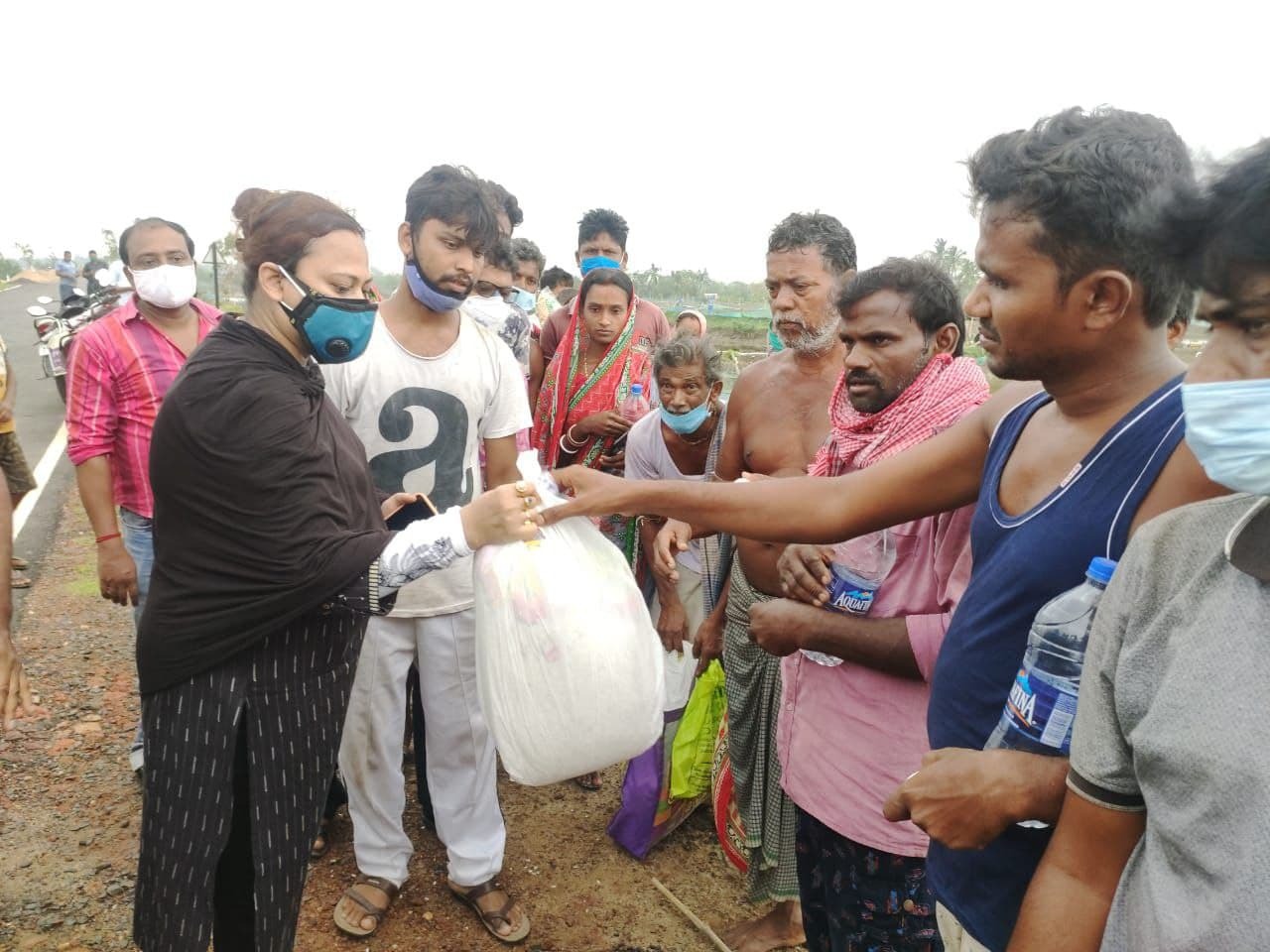 করোনা পরিস্থিতিতে ইয়াস তাণ্ডবে বিপন্ন, দুর্গতদের হাতে ত্রাণসামগ্রী তুলে দিলেন সাংসদ দিব্যেন্দু অধিকারীর সহধর্মিণী করোনা পরিস্থিতিতে ইয়াস তাণ্ডবে বিপন্ন, দুর্গতদের হাতে ত্রাণসামগ্রী তুলে দিলেন সাংসদ দিব্যেন্দু অধিকারীর সহধর্মিণী