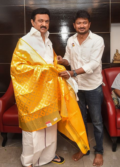 News In Photos (2 May 2021) | Photos Of Top News Today - Oneindia Gallery News In Photos (2 May 2021) | Photos Of Top News Today - Oneindia Gallery