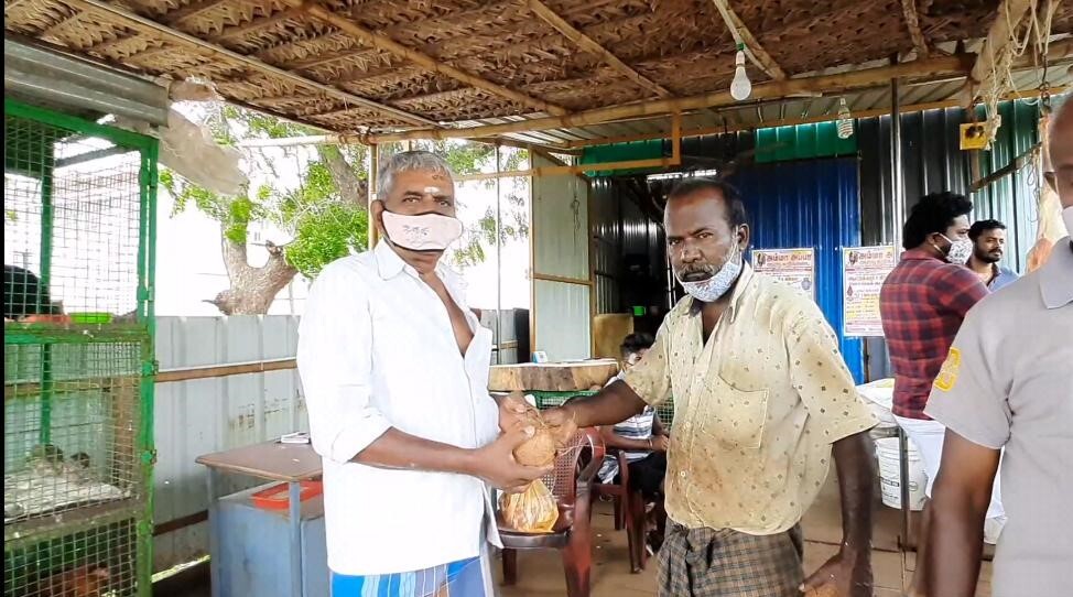 வாங்க சார் வாங்க.. மட்டன் வாங்கினால் குடம், தேங்காய் .. அடேங்கப்பா