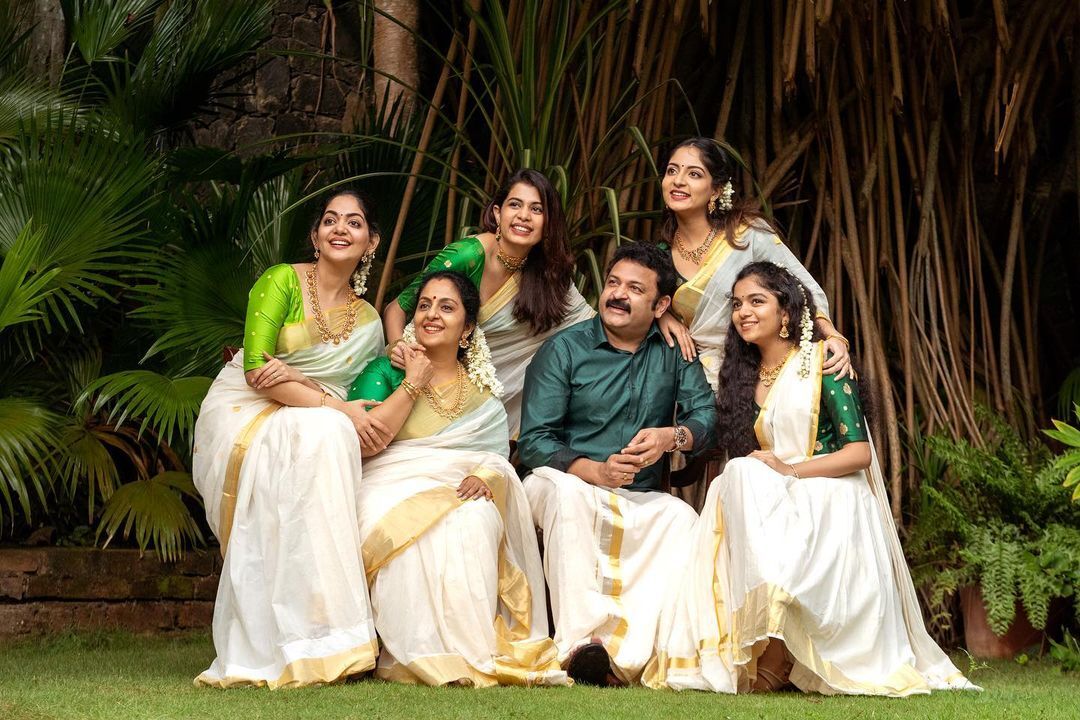 Ahaana Krishna Celebrate Onam With Family, Clicks Goes Viral | ഇത് 'ട്രാവന്‍കൂര്‍ സിസ്‌റ്റേഴ്‌സ്'; ഓണത്തിന് പച്ച കളര്‍കോഡുമായി താരകുടുംബം; വൈറലായ ഓണ ചിത്രങ്ങള്‍ കാണാം ...