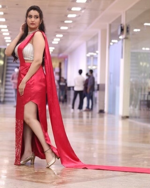 SIIMA Awards 2021 రెడ్ కార్పెట్ పై మంజూషా మస్త్ మస్త్ అందాలు(ఫోటోలు