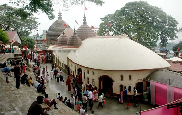 Navratri: 51 शक्तिपीठों में से एक कामाख्या देवी, इस बार महामारी का नहीं डर, उमड़ रहे हैं भक्त Navratri: 51 शक्तिपीठों में से एक कामाख्या देवी, इस बार महामारी का नहीं डर, उमड़ रहे हैं भक्त