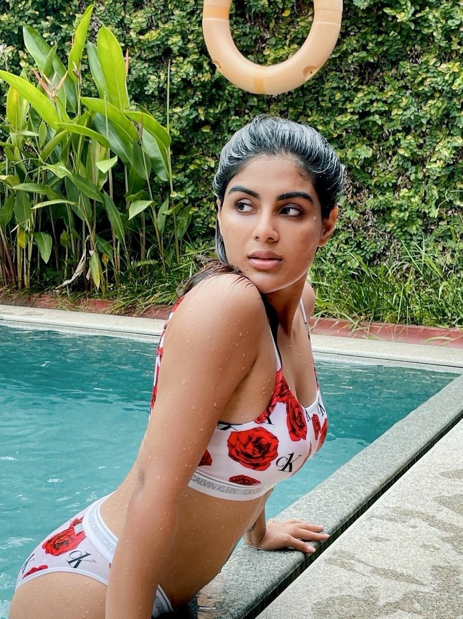 లా..లా.. భీమ్లాతో అద్దిరిపోయే ఎంట్రీ ఇచ్చిన కేరళ కుట్టి (ఫొటోలు) లా..లా.. భీమ్లాతో అద్దిరిపోయే ఎంట్రీ ఇచ్చిన కేరళ కుట్టి (ఫొటోలు)