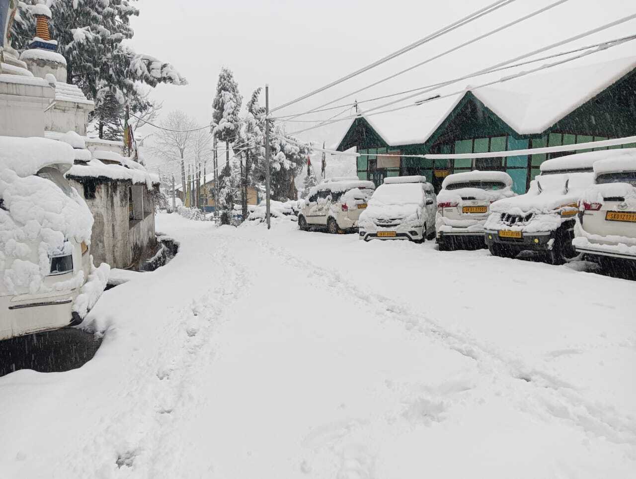 বরফে ঢাকা লাচুংয়ের নজরকাড়া ছবি, দেখুন ছবি Spectacular pictures of Lachung covered in snow