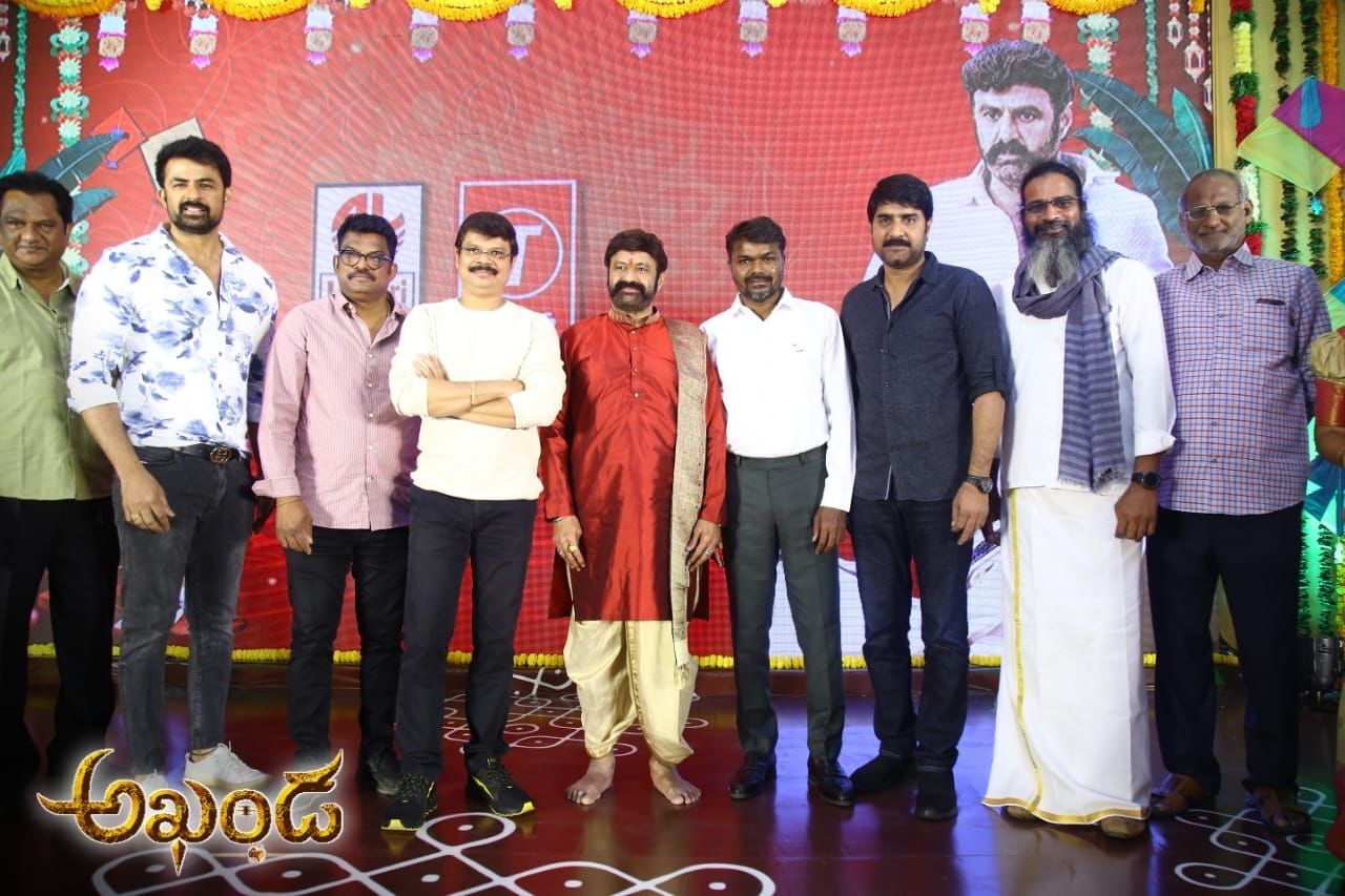 పంచె కట్టిన నందమూరి నటసింహం: సంక్రాంతి బుల్లోడిగా బాలయ్య: ఫ్యాన్స్కు పూనకాలే (ఫొటోలు) పంచె కట్టిన నందమూరి నటసింహం: సంక్రాంతి బుల్లోడిగా బాలయ్య: ఫ్యాన్స్కు పూనకాలే (ఫొటోలు)