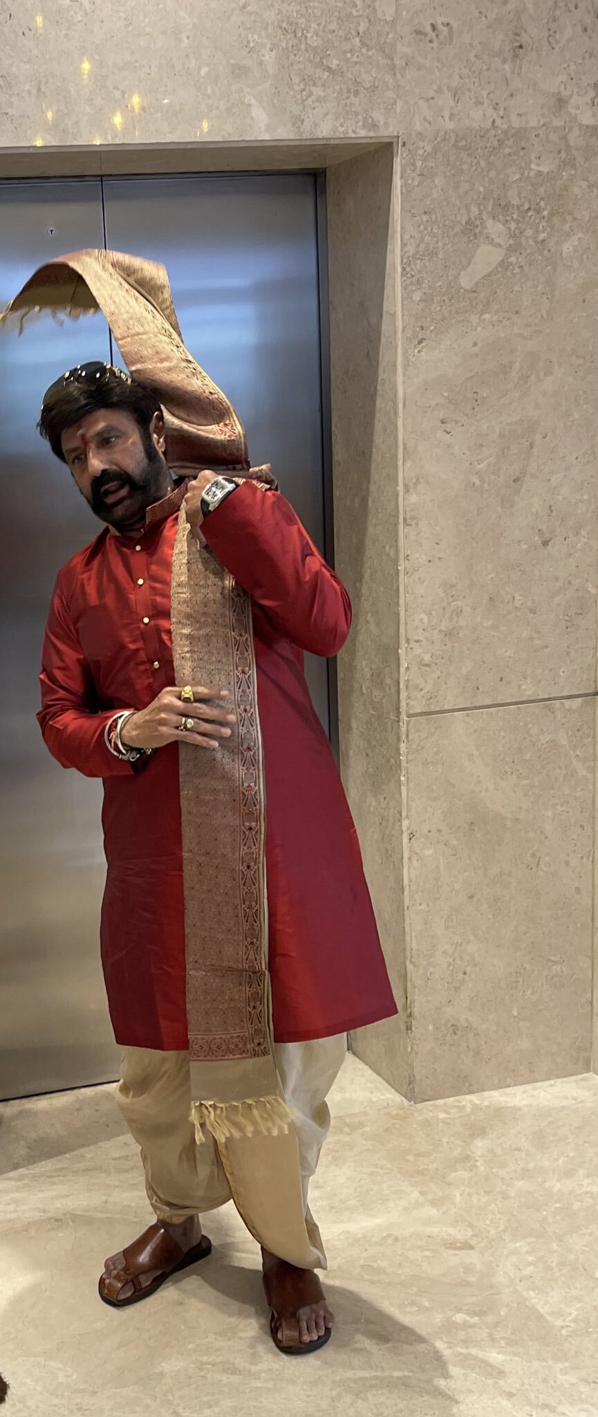 పంచె కట్టిన నందమూరి నటసింహం: సంక్రాంతి బుల్లోడిగా బాలయ్య: ఫ్యాన్స్కు పూనకాలే (ఫొటోలు) పంచె కట్టిన నందమూరి నటసింహం: సంక్రాంతి బుల్లోడిగా బాలయ్య: ఫ్యాన్స్కు పూనకాలే (ఫొటోలు)