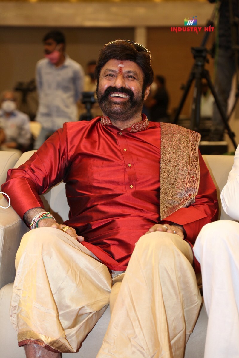 పంచె కట్టిన నందమూరి నటసింహం: సంక్రాంతి బుల్లోడిగా బాలయ్య: ఫ్యాన్స్కు పూనకాలే (ఫొటోలు) పంచె కట్టిన నందమూరి నటసింహం: సంక్రాంతి బుల్లోడిగా బాలయ్య: ఫ్యాన్స్కు పూనకాలే (ఫొటోలు)