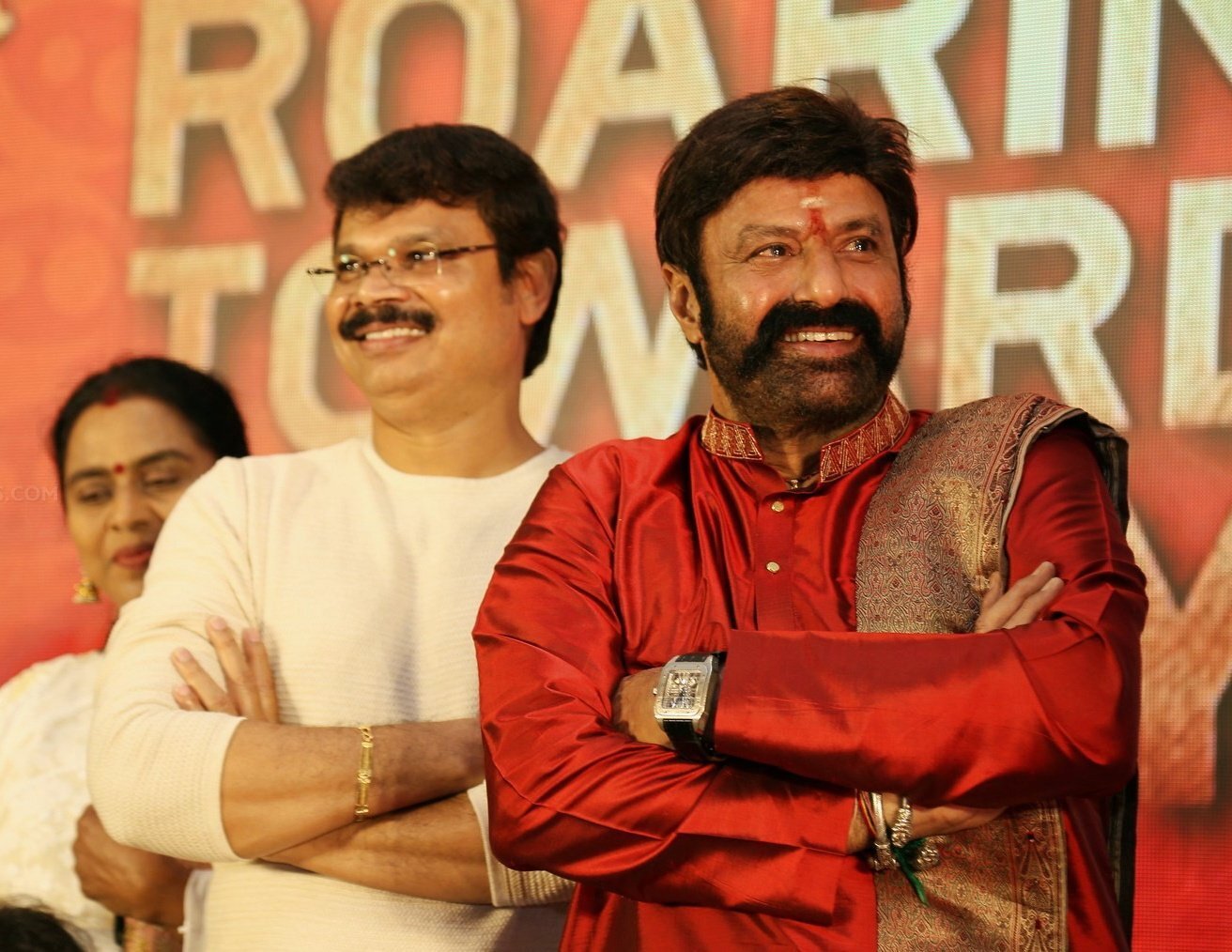 పంచె కట్టిన నందమూరి నటసింహం: సంక్రాంతి బుల్లోడిగా బాలయ్య: ఫ్యాన్స్కు పూనకాలే (ఫొటోలు) పంచె కట్టిన నందమూరి నటసింహం: సంక్రాంతి బుల్లోడిగా బాలయ్య: ఫ్యాన్స్కు పూనకాలే (ఫొటోలు)