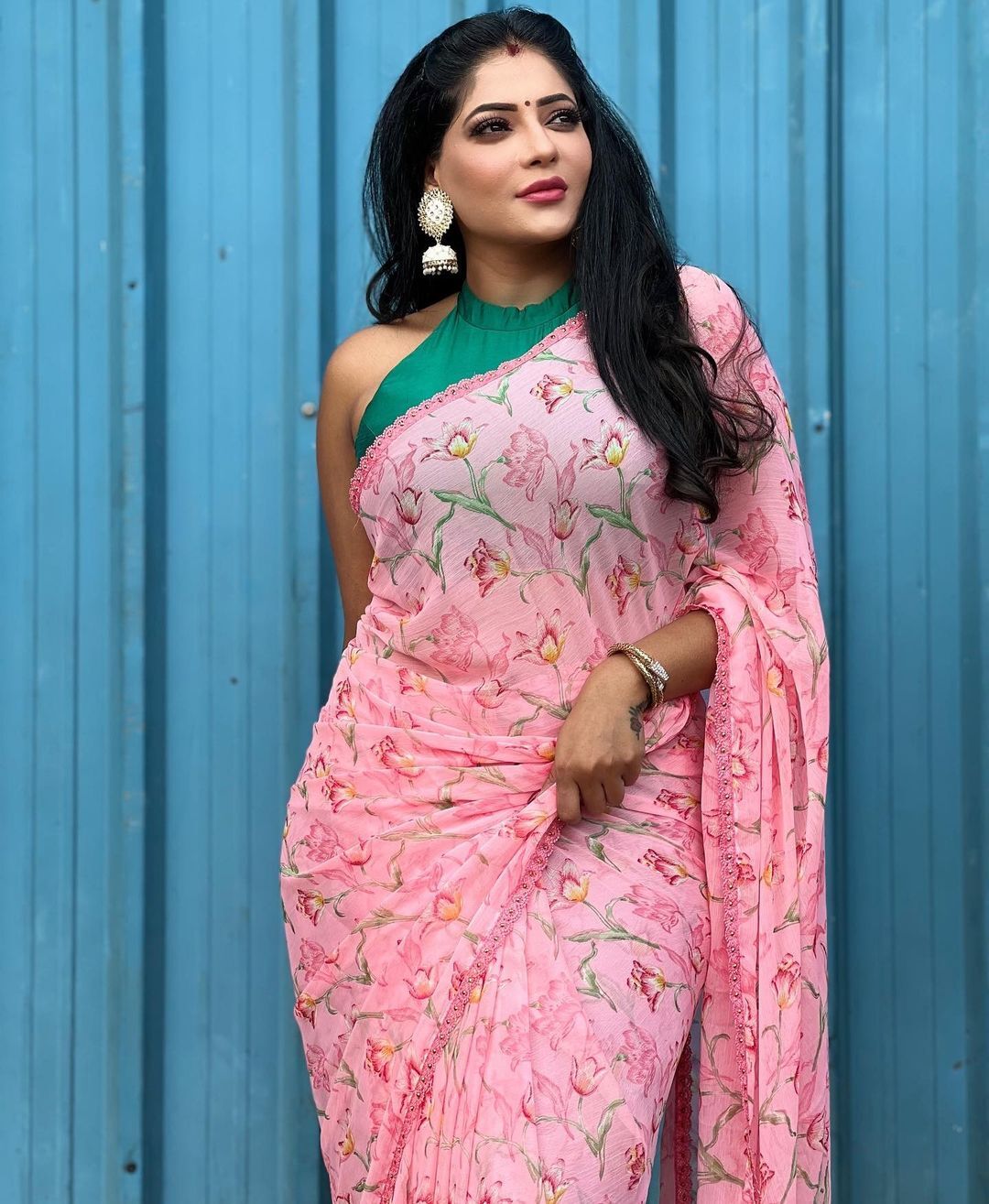 నడుముపై ఎంత పెద్ద టాటూ ఉందో..చీరకట్టులో రేష్మ పసుపులేటి (ఫొటోలు) నడుముపై ఎంత పెద్ద టాటూ ఉందో..చీరకట్టులో రేష్మ పసుపులేటి (ఫొటోలు)