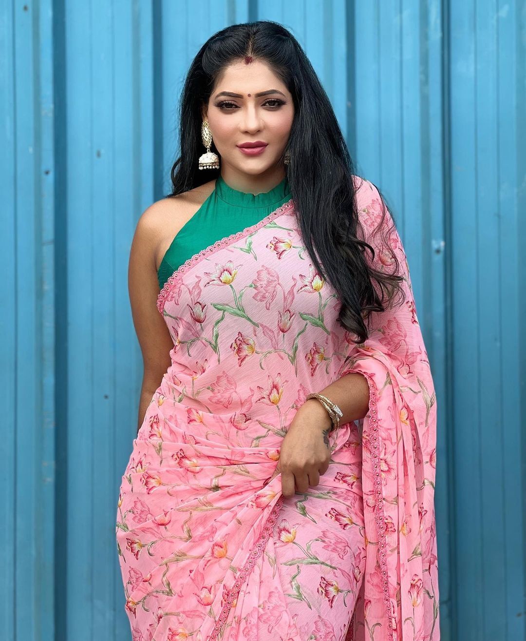 నడుముపై ఎంత పెద్ద టాటూ ఉందో..చీరకట్టులో రేష్మ పసుపులేటి (ఫొటోలు) నడుముపై ఎంత పెద్ద టాటూ ఉందో..చీరకట్టులో రేష్మ పసుపులేటి (ఫొటోలు)