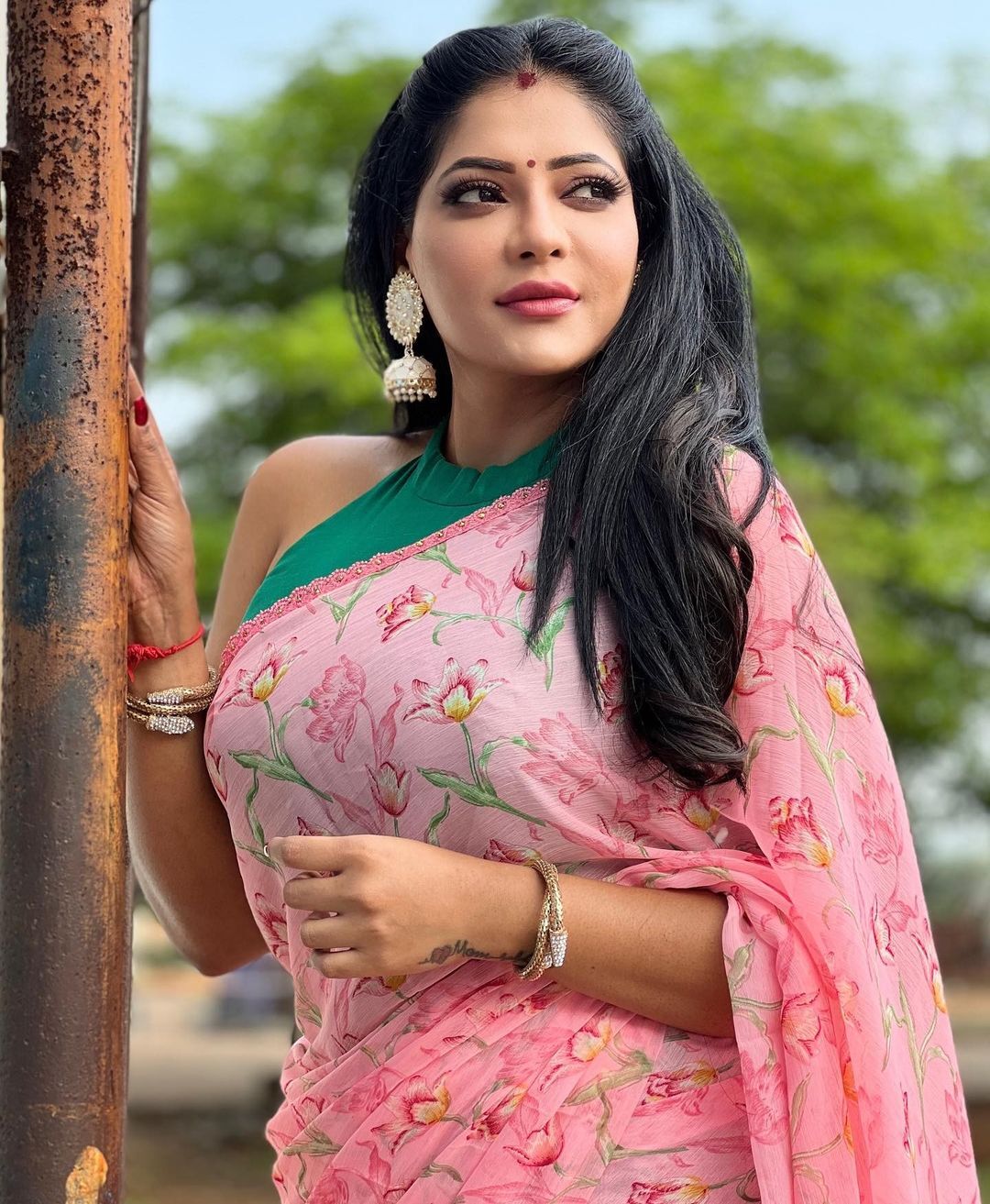 నడుముపై ఎంత పెద్ద టాటూ ఉందో..చీరకట్టులో రేష్మ పసుపులేటి (ఫొటోలు) నడుముపై ఎంత పెద్ద టాటూ ఉందో..చీరకట్టులో రేష్మ పసుపులేటి (ఫొటోలు)