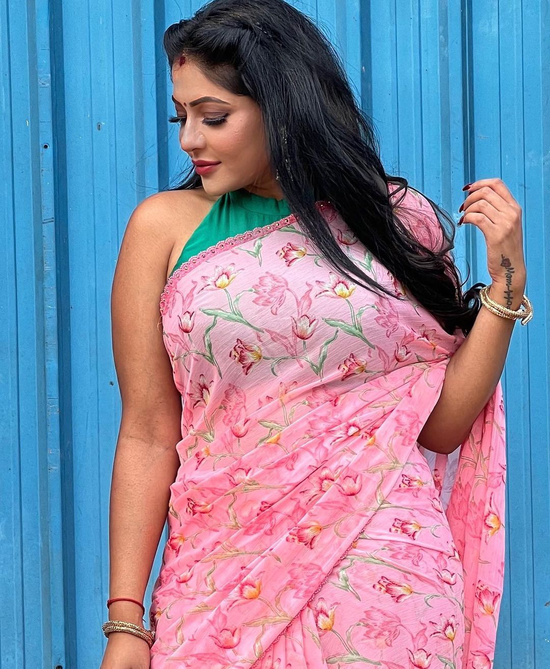 నడుముపై ఎంత పెద్ద టాటూ ఉందో..చీరకట్టులో రేష్మ పసుపులేటి (ఫొటోలు) నడుముపై ఎంత పెద్ద టాటూ ఉందో..చీరకట్టులో రేష్మ పసుపులేటి (ఫొటోలు)
