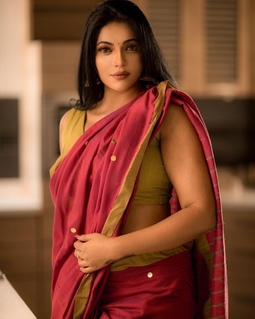 నడుముపై ఎంత పెద్ద టాటూ ఉందో..చీరకట్టులో రేష్మ పసుపులేటి (ఫొటోలు) నడుముపై ఎంత పెద్ద టాటూ ఉందో..చీరకట్టులో రేష్మ పసుపులేటి (ఫొటోలు)