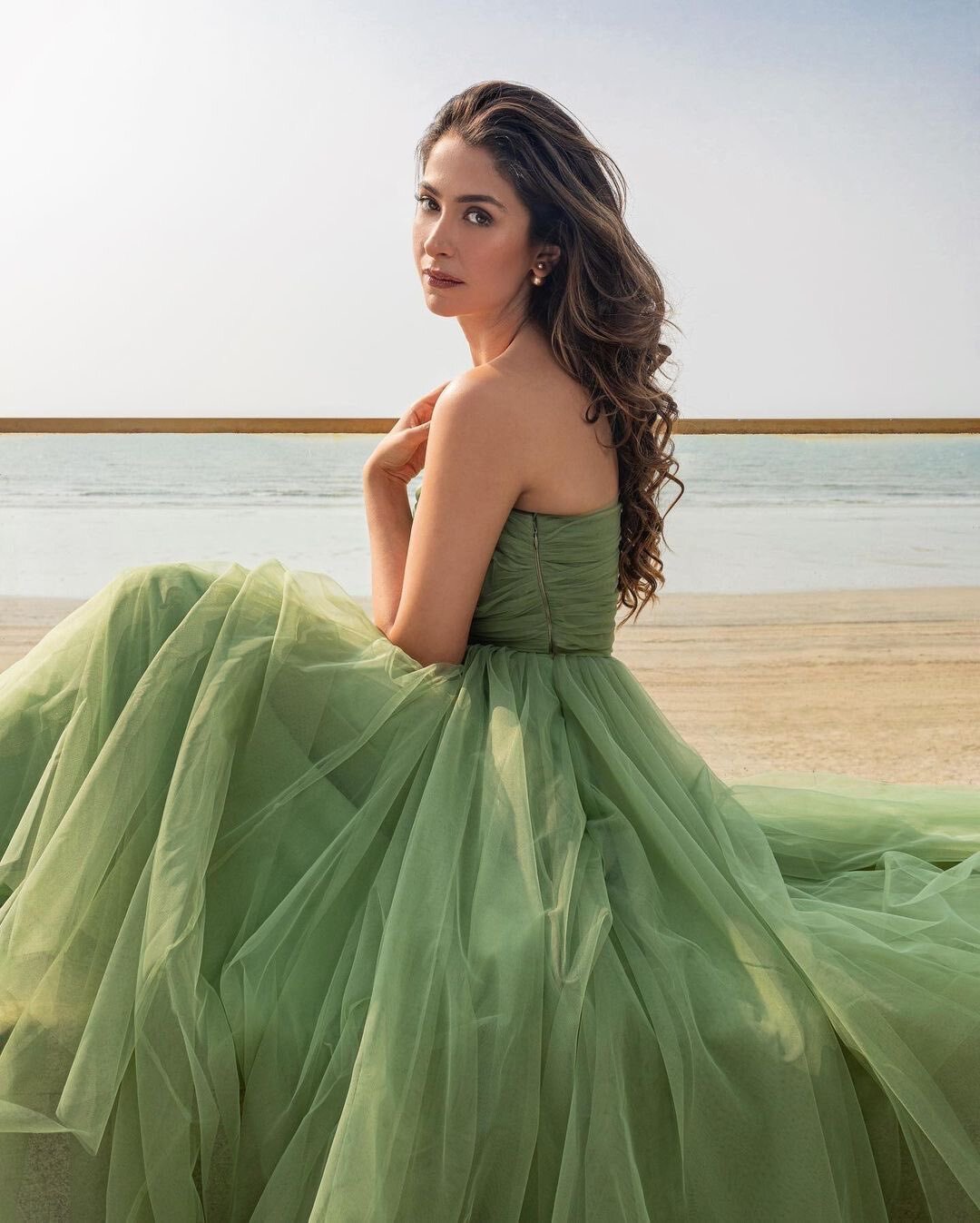 బీచ్ పక్కన..పచ్చగౌనులో (ఫొటోలు) బీచ్ పక్కన..పచ్చగౌనులో (ఫొటోలు)