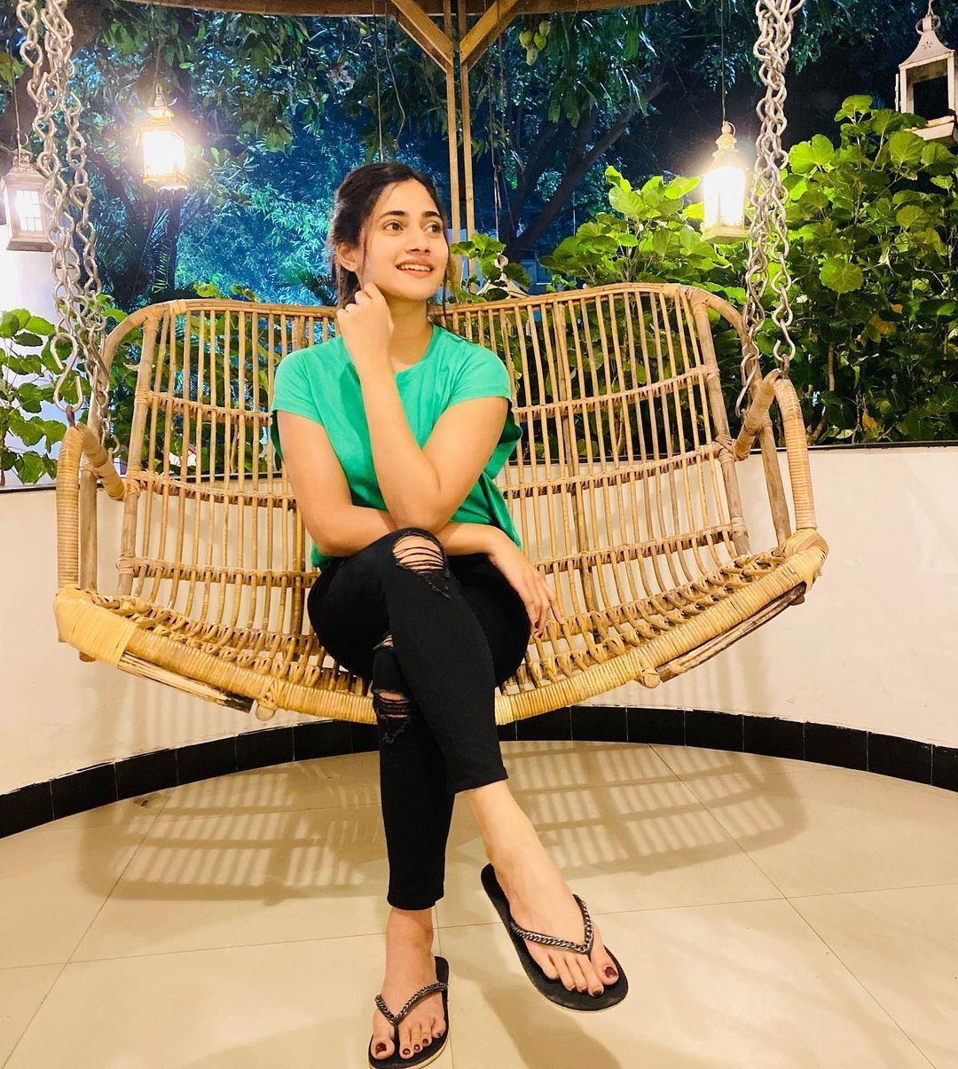 కొంపదీసి.. ఈ బిగ్బాస్ బ్యూటీ పాలతో గానీ స్నానం చేస్తుందా ఏంటీ (ఫొటోలు) కొంపదీసి.. ఈ బిగ్బాస్ బ్యూటీ పాలతో గానీ స్నానం చేస్తుందా ఏంటీ (ఫొటోలు)
