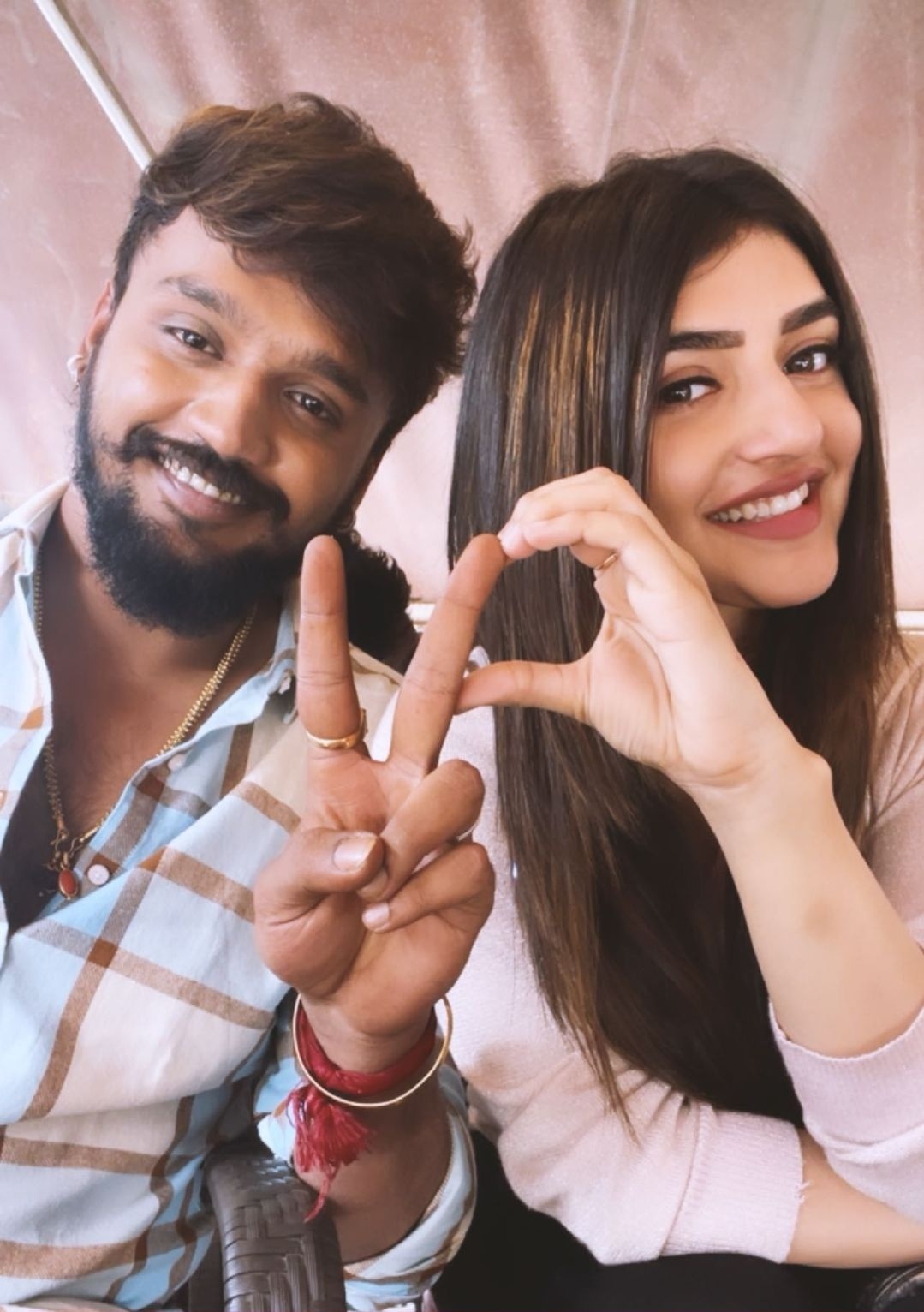 వాలంటైన్స్ డే..పెళ్లిసందD పిల్ల కొత్త మూవీ ఫస్ట్ లుక్ (ఫొటోలు) వాలంటైన్స్ డే..పెళ్లిసందD పిల్ల కొత్త మూవీ ఫస్ట్ లుక్ (ఫొటోలు)