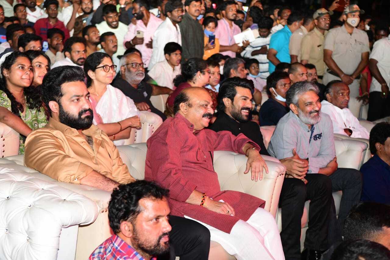యంగ్ టైగర్..మెగా పవర్ స్టార్ ఒకే డయాస్పై కనిపిస్తే..(ఫొటోలు) యంగ్ టైగర్..మెగా పవర్ స్టార్ ఒకే డయాస్పై కనిపిస్తే..(ఫొటోలు)