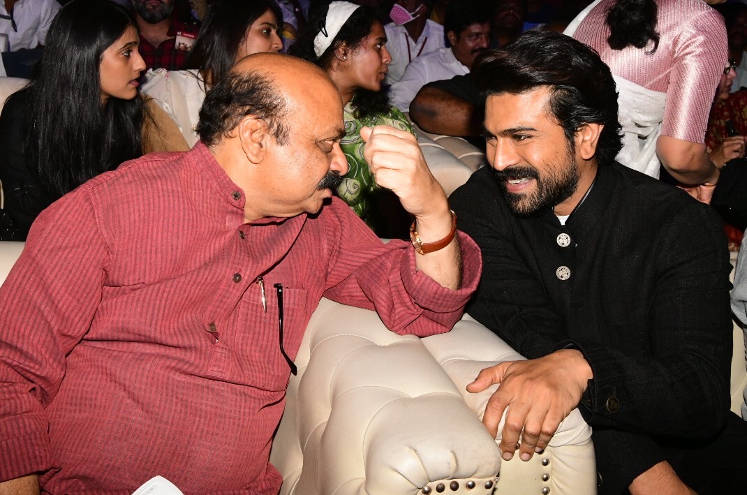యంగ్ టైగర్..మెగా పవర్ స్టార్ ఒకే డయాస్పై కనిపిస్తే..(ఫొటోలు) యంగ్ టైగర్..మెగా పవర్ స్టార్ ఒకే డయాస్పై కనిపిస్తే..(ఫొటోలు)