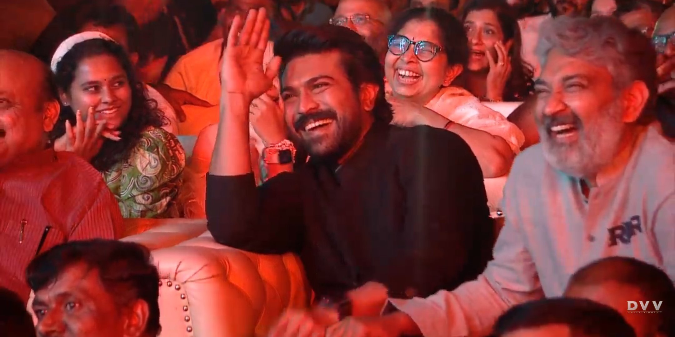 యంగ్ టైగర్..మెగా పవర్ స్టార్ ఒకే డయాస్పై కనిపిస్తే..(ఫొటోలు) యంగ్ టైగర్..మెగా పవర్ స్టార్ ఒకే డయాస్పై కనిపిస్తే..(ఫొటోలు)
