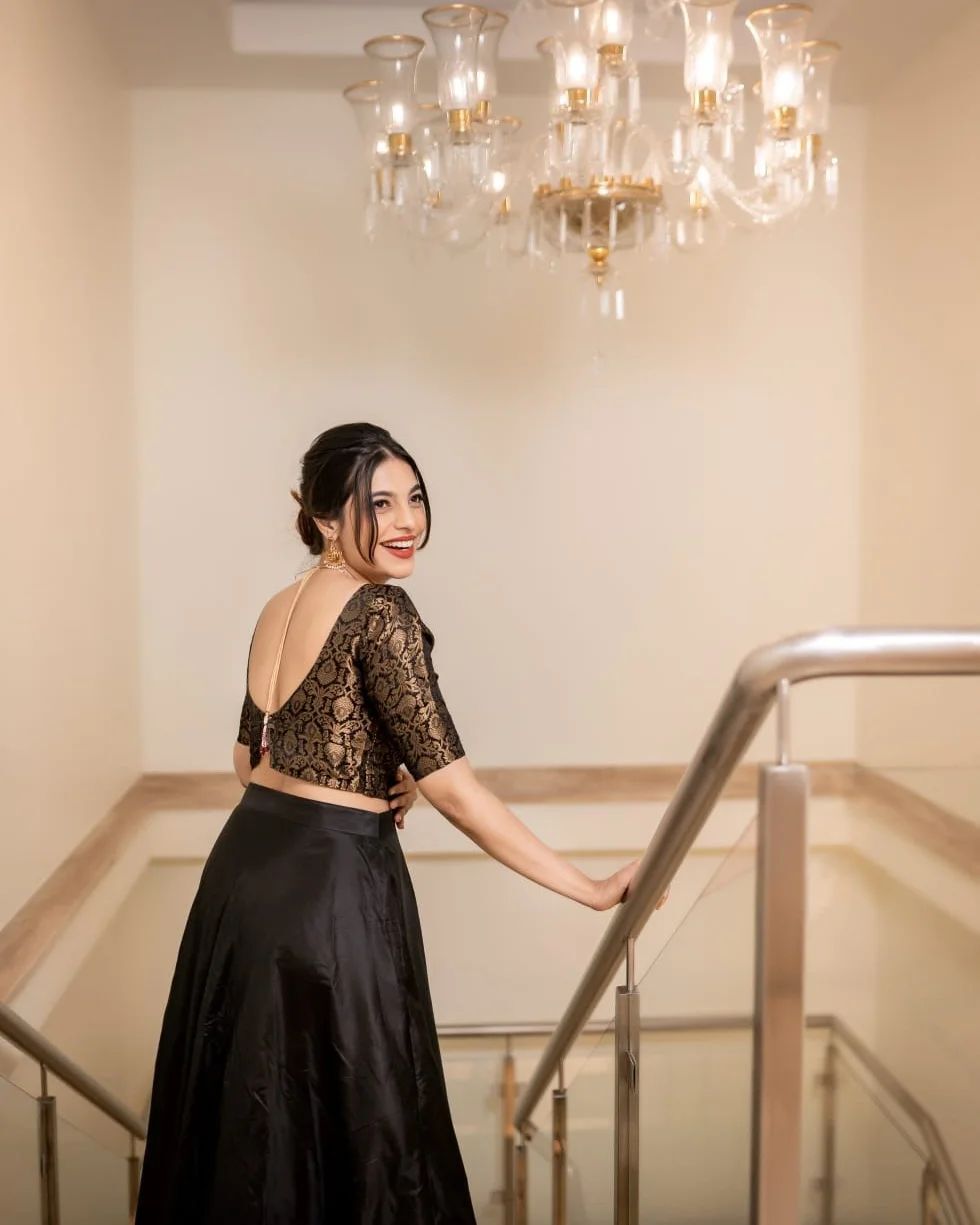 Advocate And Actress Santhi Priya New Stunning Stills In Black What a lawyer !! Fans take new