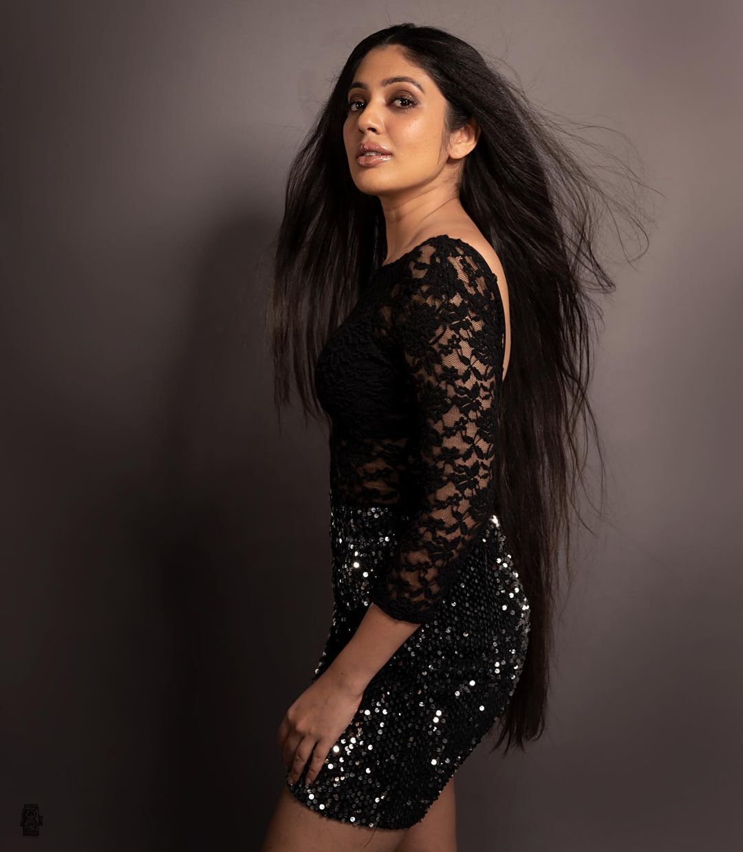 ക്യൂട്ട്‌നെസില്‍ തിളങ്ങി വീണ നന്ദകുമാര്‍; വൈറല്‍ ചിത്രങ്ങള്