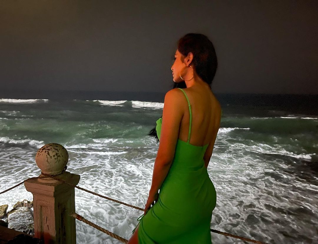 समंदर किनारे स्ट्रैपी ड्रेस में सेक्सी अंदाज में दिखीं मौनी रॉय, वायरल हो गई फोटोज