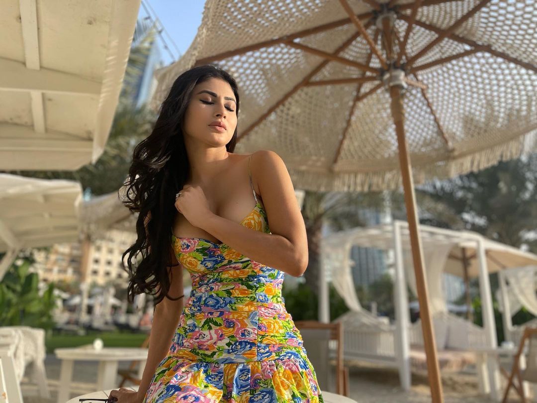 समंदर किनारे स्ट्रैपी ड्रेस में सेक्सी अंदाज में दिखीं मौनी रॉय, वायरल हो गई फोटोज 