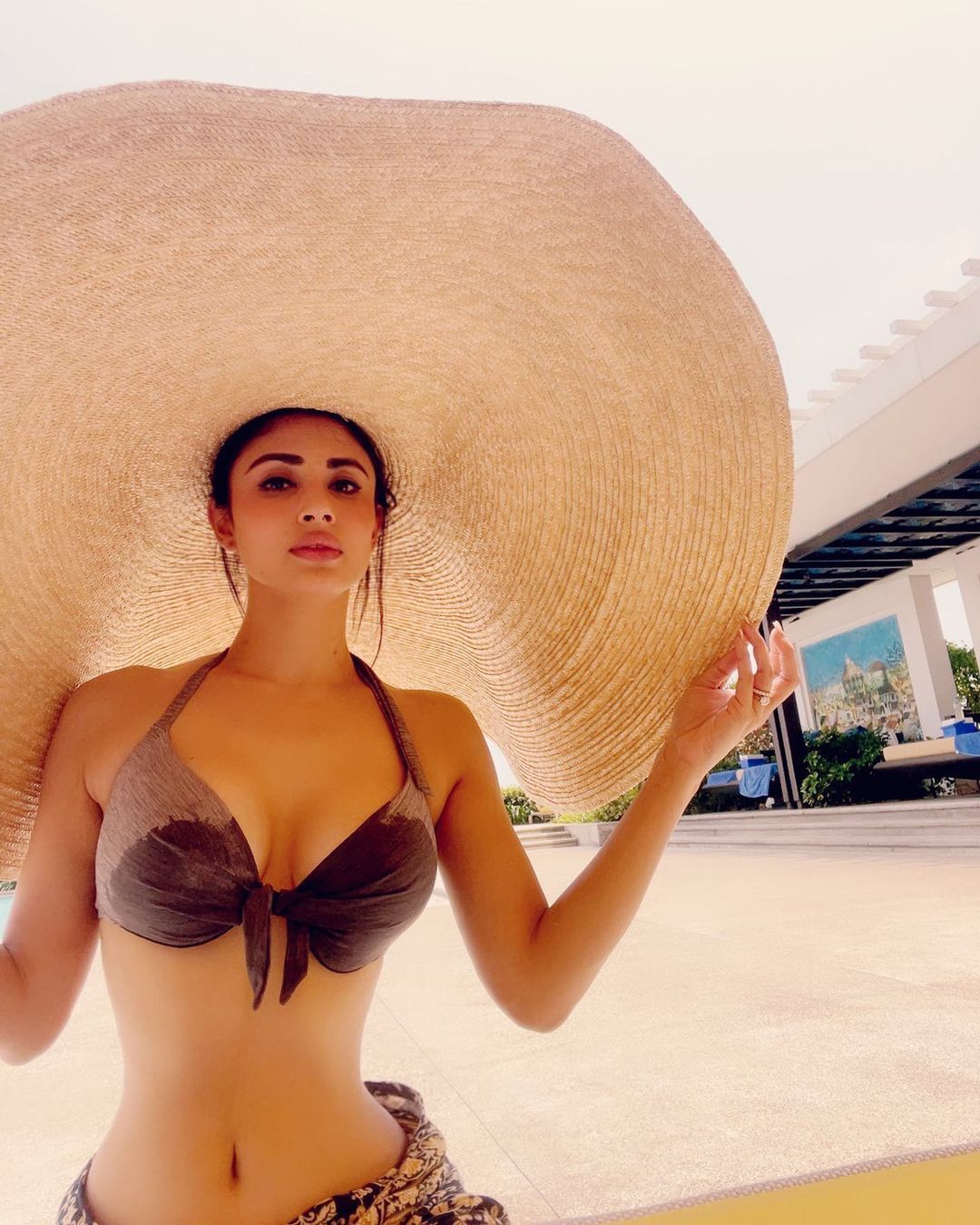 समंदर किनारे स्ट्रैपी ड्रेस में सेक्सी अंदाज में दिखीं मौनी रॉय, वायरल हो गई फोटोज