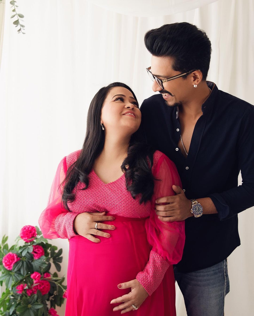 Photoshoot के दौरान बेबी बंप फ्लॉट करती दिखीं भारती सिंह, Photos हुईं सोशल मीडिया पर वायरल