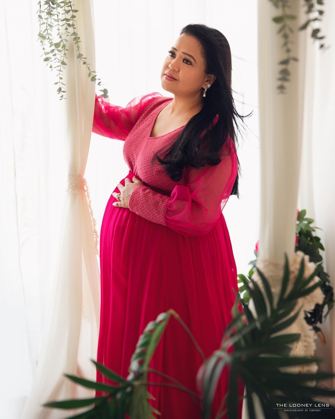 Photoshoot के दौरान बेबी बंप फ्लॉट करती दिखीं भारती सिंह, Photos हुईं सोशल मीडिया पर वायरल