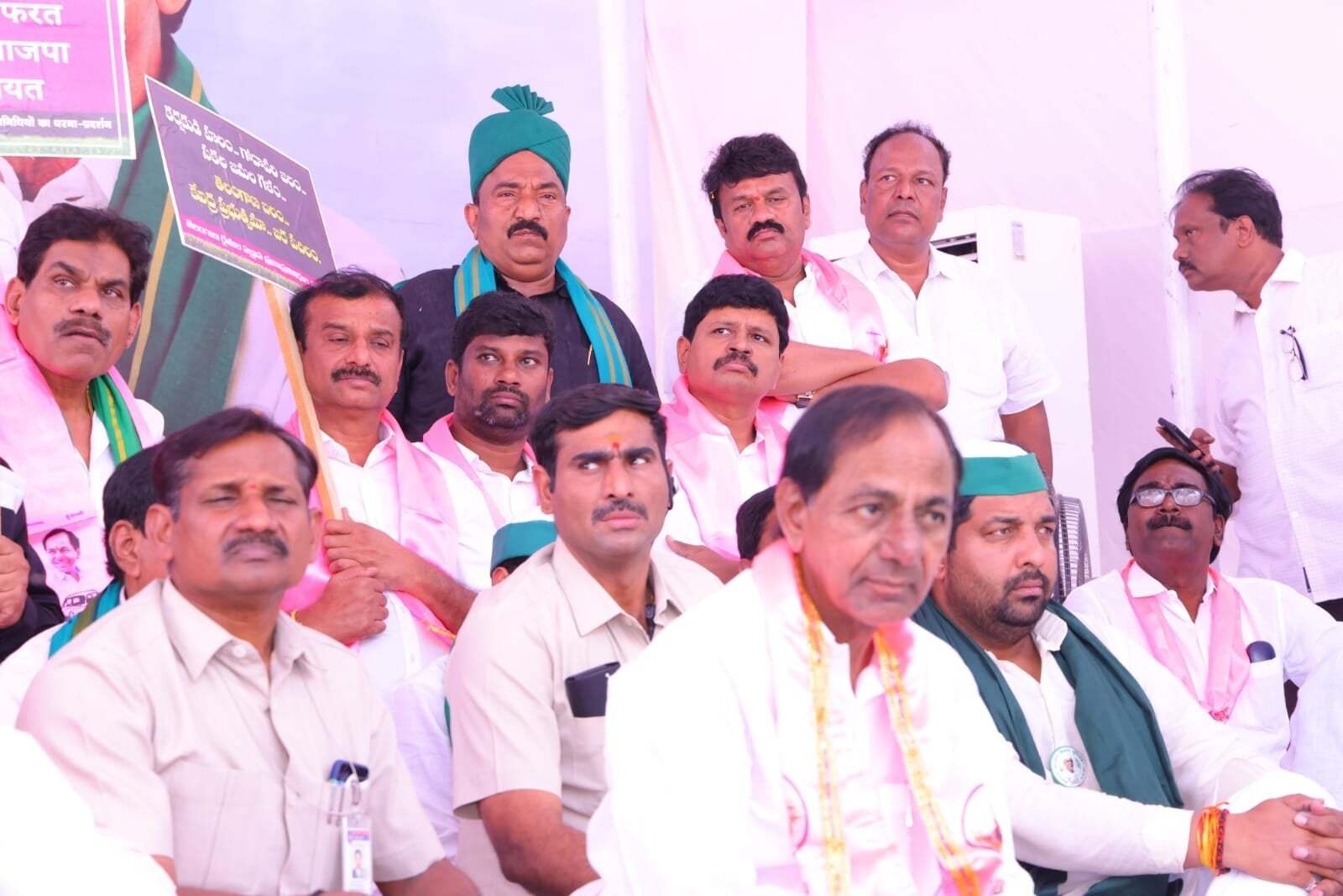 ఢిల్లీలో సీఎం కేసీఆర్ రైతు మహా గర్జన ఢిల్లీలో సీఎం కేసీఆర్ రైతు మహా గర్జన