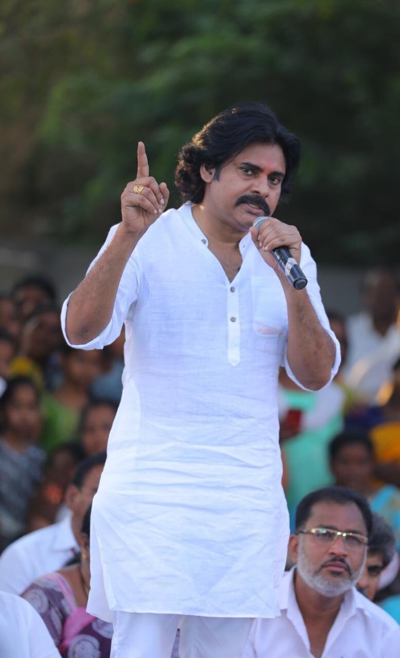 అనంతపురంలో పవన్ కల్యాణ్ అనంతపురంలో పవన్ కల్యాణ్