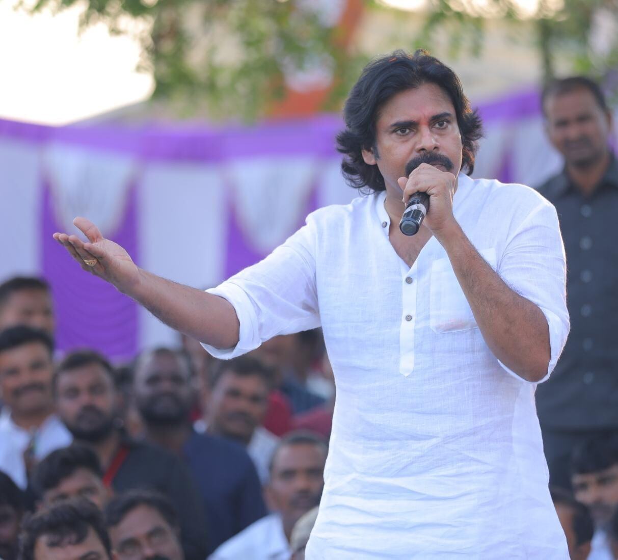 అనంతపురంలో పవన్ కల్యాణ్ అనంతపురంలో పవన్ కల్యాణ్