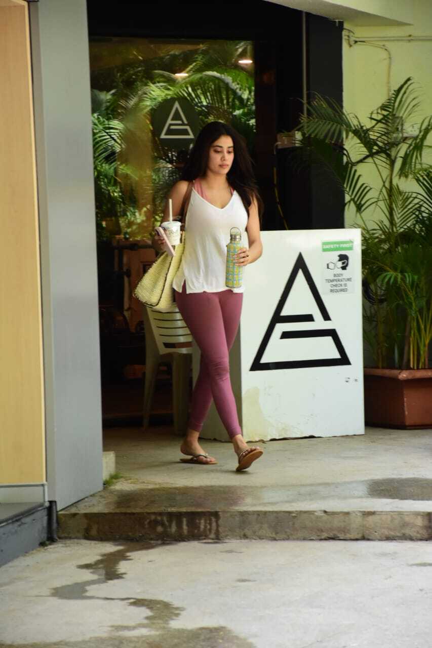 खुले बालों में कहर ढा रही हैं जाह्नवी कपूर, Photos देख उड़ जाएंगे आपके होश