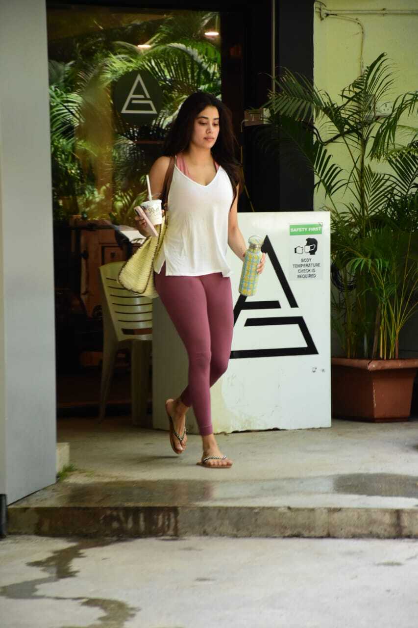 खुले बालों में कहर ढा रही हैं जाह्नवी कपूर, Photos देख उड़ जाएंगे आपके होश