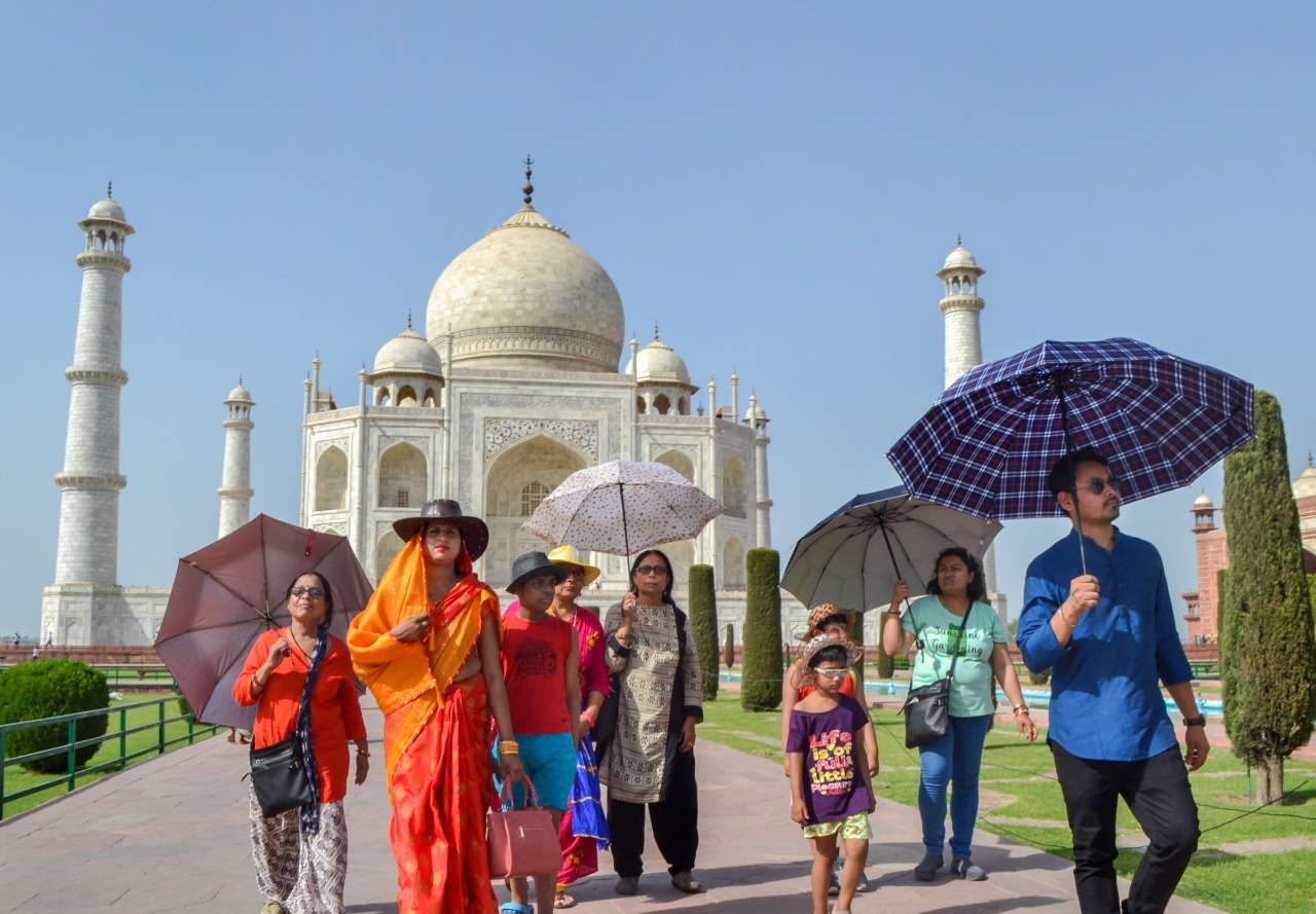 ಆಗ್ರಾ ಬಿಸಿಲಿನ ಬೇಗೆ ನಡುವೆ ತಾಜ್ ಮಹಲ್ ಬಳಿ ಕೊಡೆ ಹಿಡಿದು ನಡೆದ ಪ್ರವಾಸಿಗರು. Summer Season Images