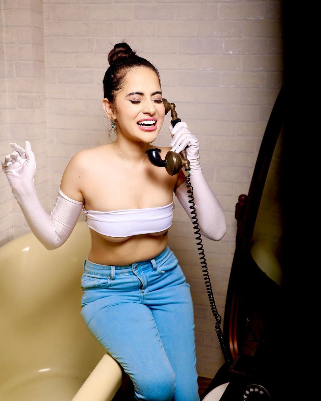 ब्रालेट की जगह Belt पहन Urfi Javed ने खिंचवाई फोटो, फैंस बोले-अगर बेल्ट खुल गया तो.... 